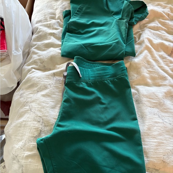 Figs Hunter Green Scrub Set size Medium - Picture 1 of 4